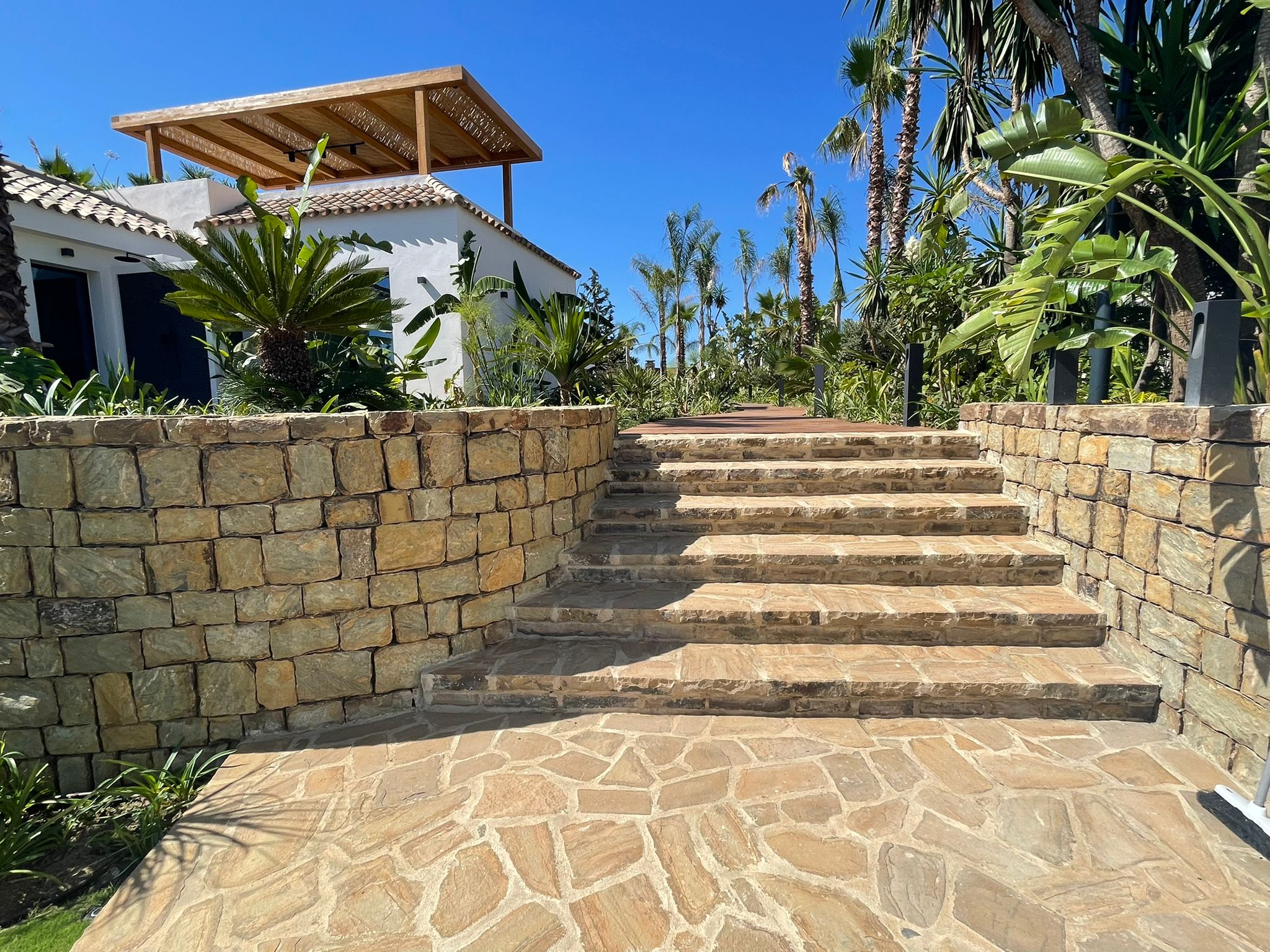 Escaleras y pavimentos de piedra