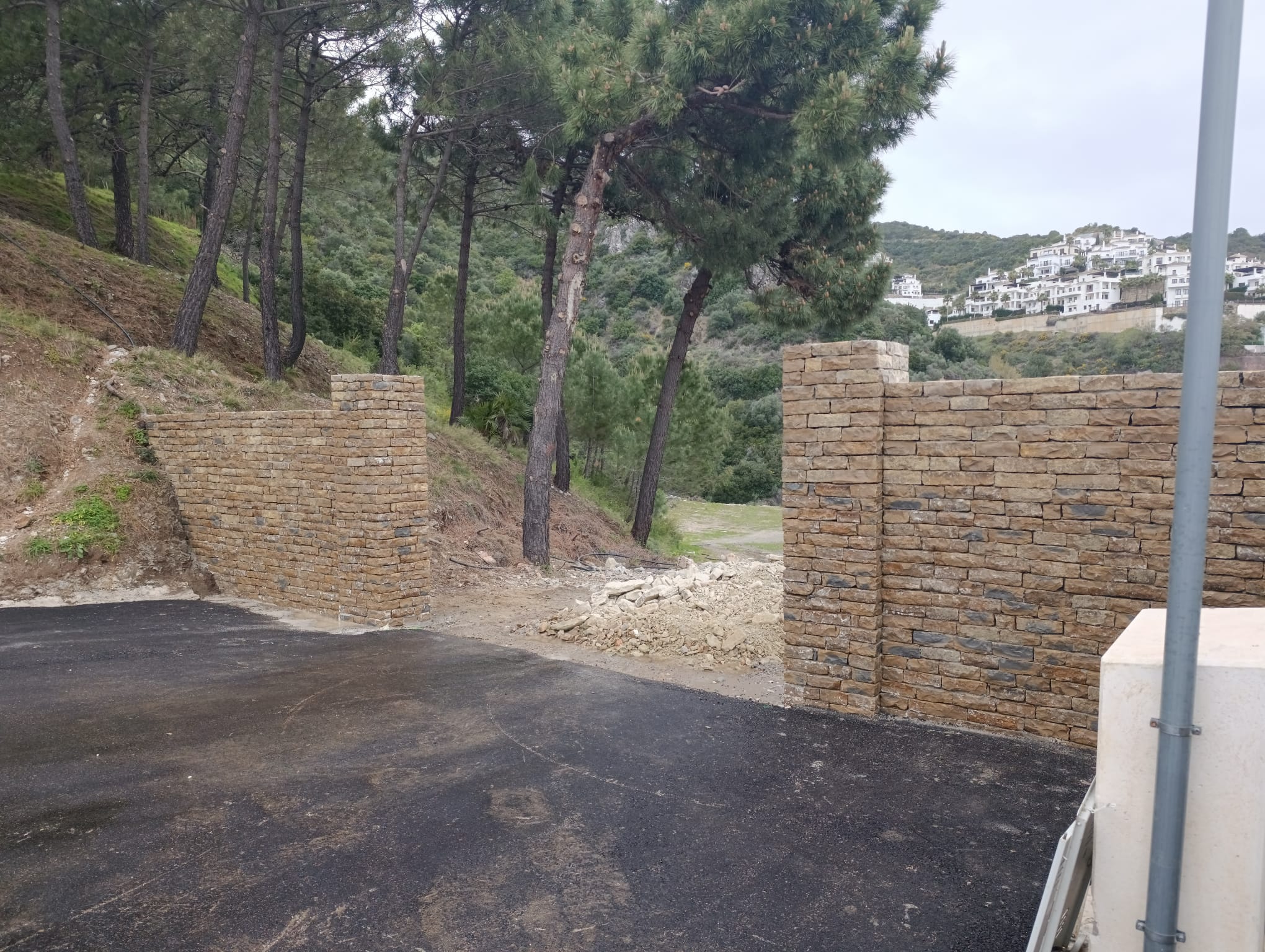 Muro de cerramiento de piedra y entrada de sillería de Jimeamel