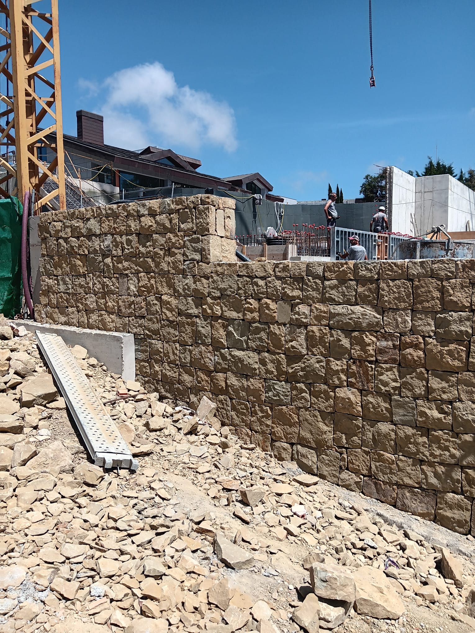 Cantero realizando colocación de piedra en Málaga